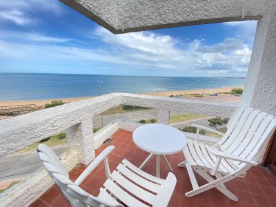 VENTA: 2 DORMITORIOS PRIMERA LINEA PLAYA MANSA PUNTA DEL ESTE