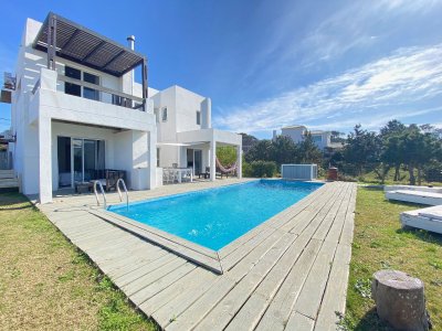 VENTA: CASA 5 DORMITORIOS PRIMERA LINEA MONTOYA LA BARRA