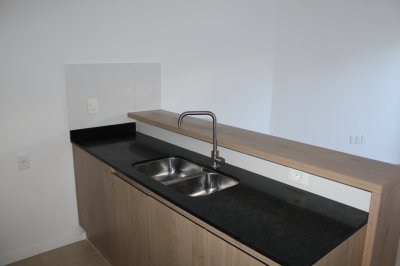 Alquilo apto a estrenar , patio con parrillero de uso exclusivo