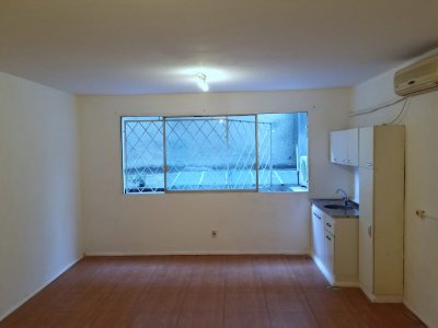 Se vende amplio monoambiente , con patio