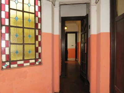 Venta edificio esquina que consta de casa de altos y 2 locales con renta en el Centro