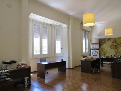 Venta Excelente casa de 6 dormitorios y dos edificios comerciales  Centro. Dos padrones