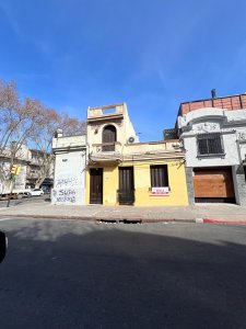 VENTA CASA DE 3 DORMITORIOS Y PARRILLERO EN AGUADA