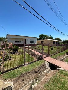 Venta Predio y Casa 2 dorm. + Jardín + Cochera + Fondo en Paso de la Arena