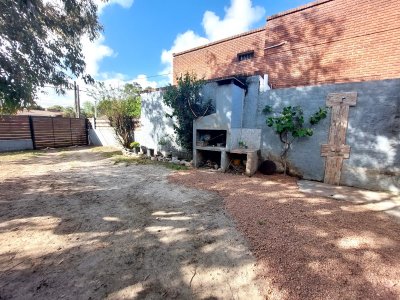 Se vende casa de dos dormitorios con espectacular terreno a una cuadra de la Rambla, Lomas de Solymar.