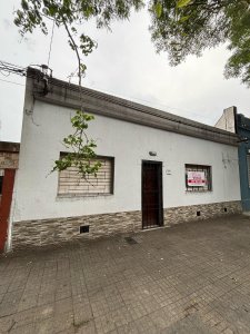 Venta amplia casa con buen terreno - Barrio Bella Vista