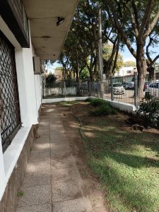 Alquilo amplio local con vivienda sobre Avda Agraciada