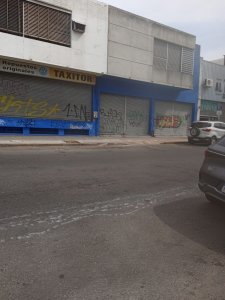 Se alquila gran local esquina en zona de repuestos