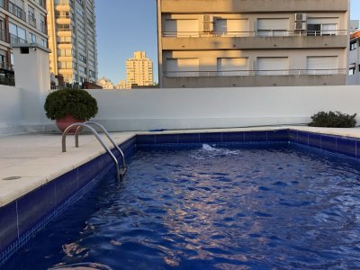 Apartamento a Pasos del PUERTO de PUNTA del ESTE con Piscina, Parrillero PROPIO y Garaje, 1 Dormitorio y bajos gastos