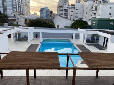 Venta de Apartamento en la Península de Punta del Este con Garaje, Piscina climatizada, Gym y más C975206