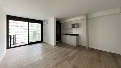 Venta de Apartamento de 2 Dormitorios En El Centro Con Todos Los Servicios Frente A La Bahía De Montevideo C806-511P