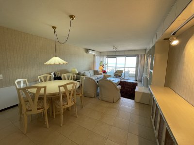 Alquiler de apartamento frente a la playa en Mansa con 4 Dormitorios, 4 Baños, con Parrillero, Gym, Juegos Infantiles, Garaje y más en Punta del Este