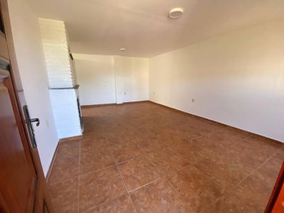 Alquiler de casa de 1 dormitorio con Cochera, estufa a leña y Jardín en Lomas de Solymar