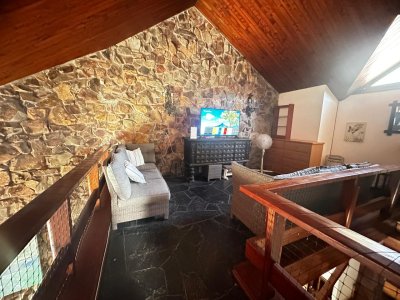 Alquiler de Casa con 3 Dormitorios, 2 Baños, barbacoa, garaje a pasos de playa mansa de Punta del Este 
