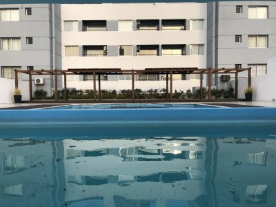 Venta de Apartamento en Punta del Este con patio interno, servicios barbacoa, piscina, Gym y más