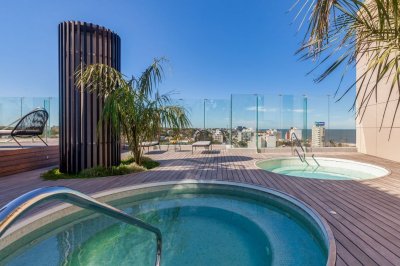 Apartamento en Alquiler en frente a la Rambla de Malvín con 2 dormitorios y Amenities Piscinas, Gym, Barbacoas, Parrillero y más