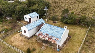 14 hectáreas y media con población y arroyito en el fondo