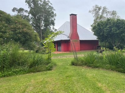 15 hectáreas con casa, cabaña, y arroyo