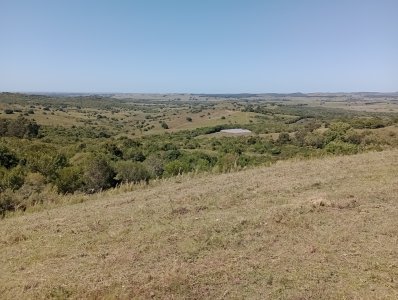 92 hectáreas con casa reciclada, vista a las sierras, arroyo, monte