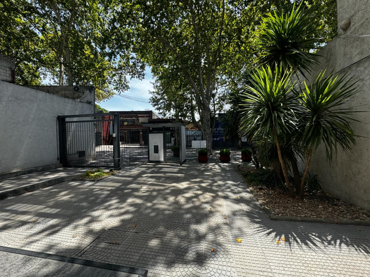 Oportunidad ! Gran local con vivienda 1 o 2 dorm en Pocitos.