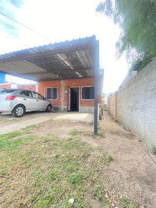 Casa independiente con cochera en alquiler 2 dormitorios.