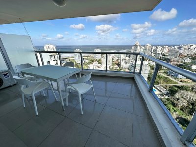 Torre One Punta del Este. Piso alto destacado.