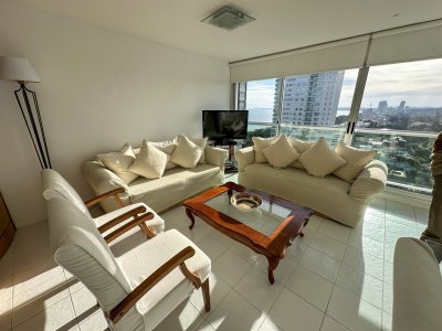 Exclusivo departamento piso alto en venta a solo pasos del mar en Playa Mansa