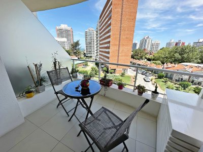 Cómodo apartamento en Torre con servicios, próximo al mar