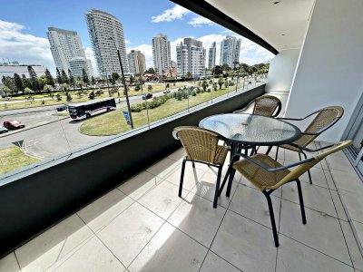 Exclusivo apartamento en edificio con servicios, a pasos del mar y del Hotel Enjoy Conrad