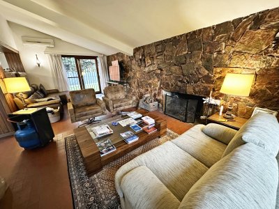 Casa en barrio Cantegril en alquiler anual