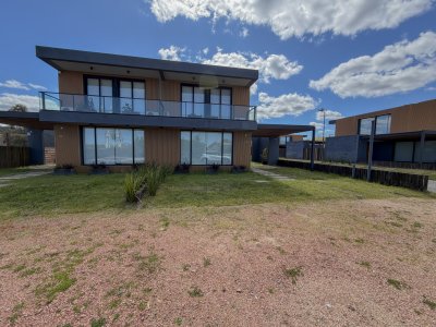 Casa moderna en venta en un barrio privado 