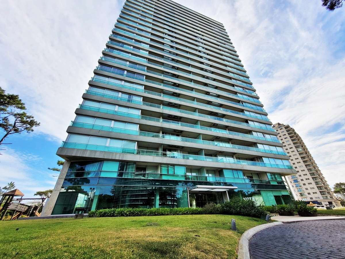 Punta del Este. Edificio con amplios servicios cerca de todo.