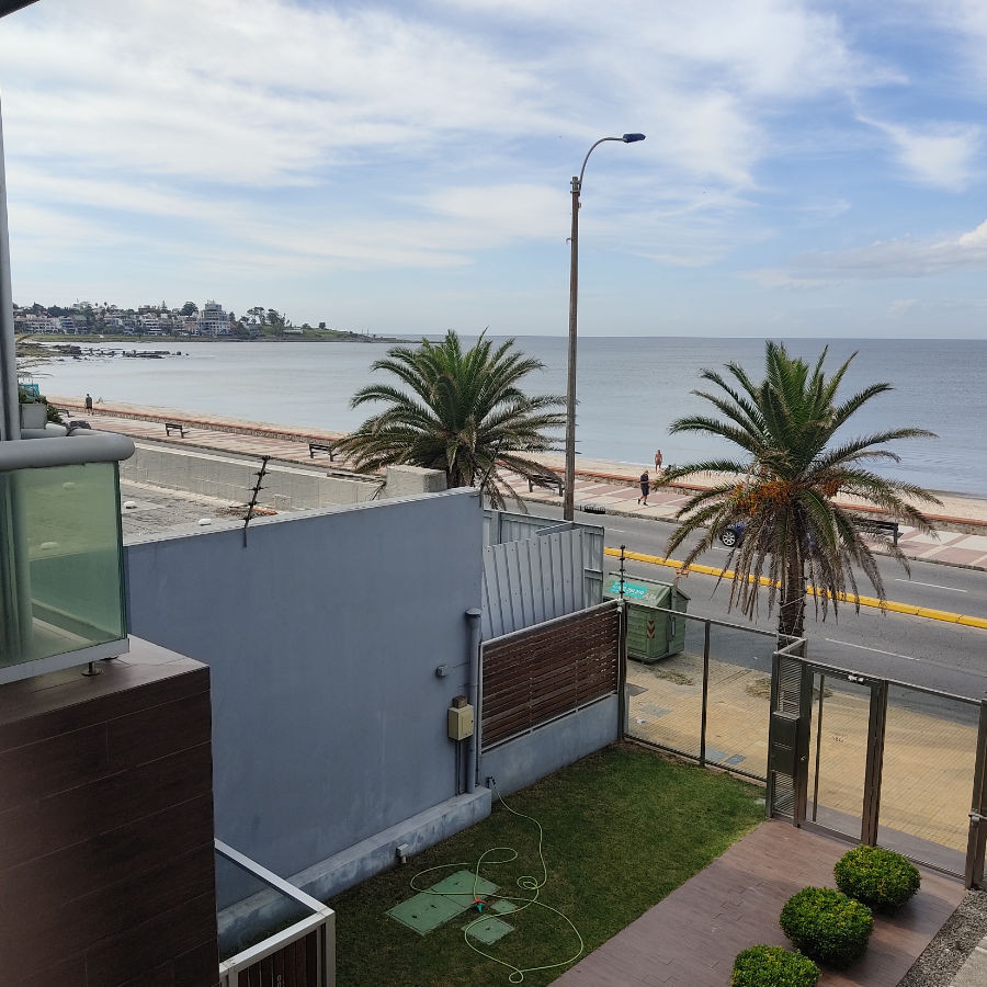 VENTA APARTAMENTO 2 DORM. PRIMERA LINEA  MAR !!