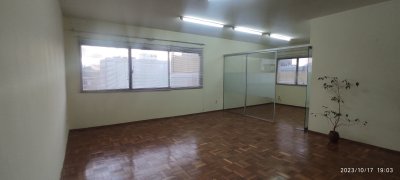ALQUILER OFICINA MISIONES Y RINCON. MUY LUMINOSA BIEN UBICADA