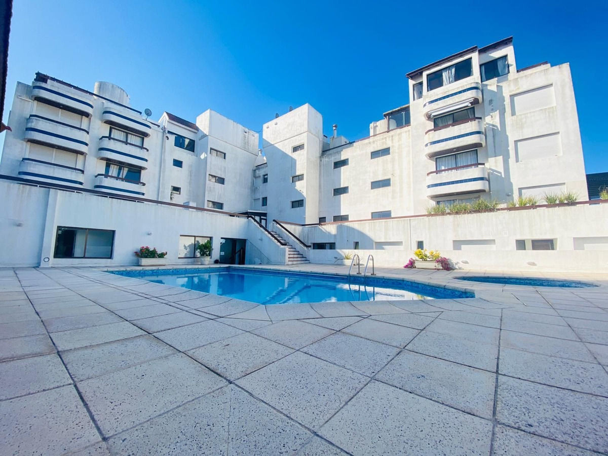 Apartamento En Venta De 3 Dormitorios C/ Cochera En Península