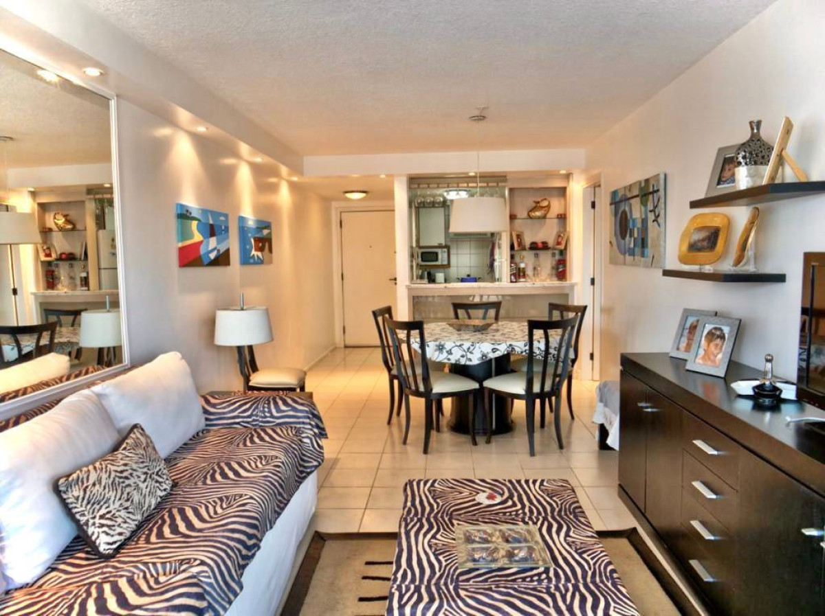 Apartamento En Venta De 1 Y 1/2 Dormitorio En Playa Brava. Hermoso