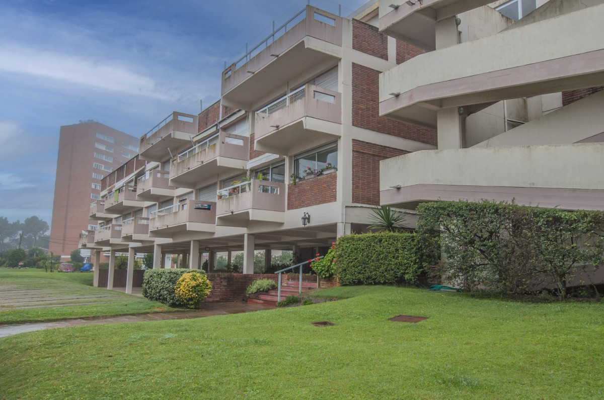 Invierte en tu hogar en Punta del Este! Apartamento de 2 dormitorios con terraza y mobiliario incluido