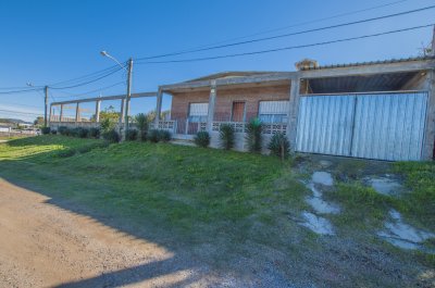 Amplia casa a la venta en Minas