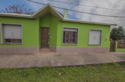 En venta: oportunidad en barrio Estación de Minas, casa en esquina con terreno amplio