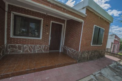 En alquiler: Casa de 2 dormitorios en barrio España, Minas.