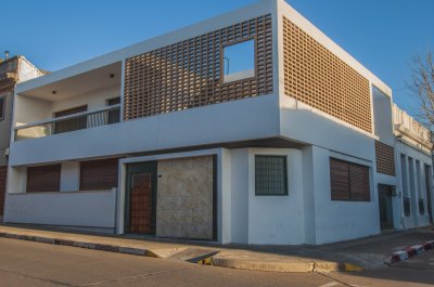 Casa en venta en el centro de Minas: Amplios espacios y diseño inteligente.
