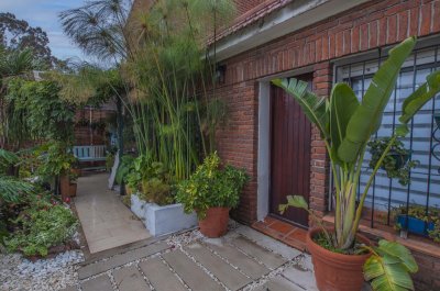 Casa de tres dormitorios y tres baños a la venta en Maldonado.