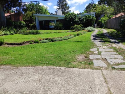 Casa de cuatro dormitorios en venta en Pinares, Maldonado.
