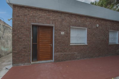 Se alquila casa de tres dormitorios en barrio Estación, Minas.