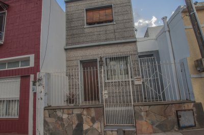 Casa a la venta de un dormitorio más apto al fondo.