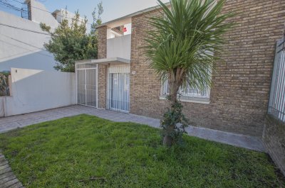 Casa 4 Dorm. Buceo - 2 Patios, Garaje, Apta Banco