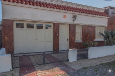 Venta en Barrio Olímpico - Casa de 2 Dormitorios con Baño a Nuevo y Garaje