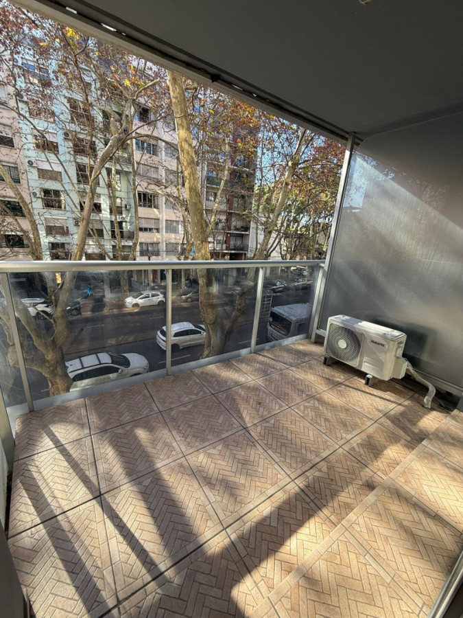 VENTA APARTAMENTO MONOAMBIENTE AL FRENTE CON BALCÓN EN POCITOS 