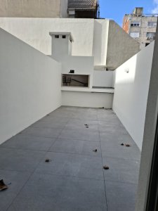 ALQUILER APARTAMENTO EN CENTRO UN DORMITORIO CON GARAGE , PATIO Y PARRILLERO DE USO EXCLUSIVO 