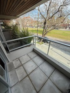 ALQUILER MONOAMBIENTE DEFINIDO EN PRPIMER PISO  AL FRENTE CON BALCÓN Y GARAGE EN MALVIN 